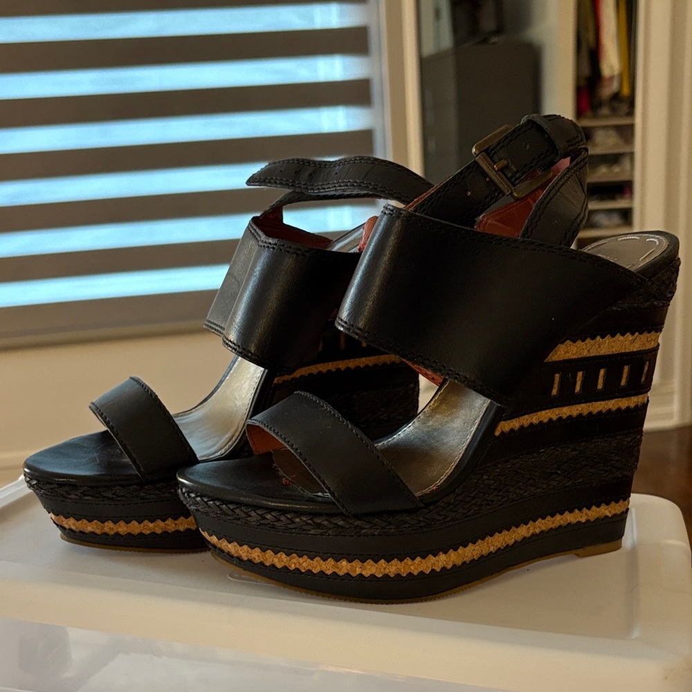 RACHEL Rachel Roy Black and Gold Wedge Sandals